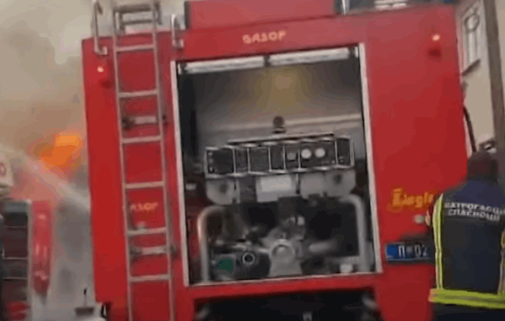  Izbio <span style='color:red;'><b>požar</b></span> na stovarištu u Skupljenu: Vatra progutala kamion od njega ostala samo olupina